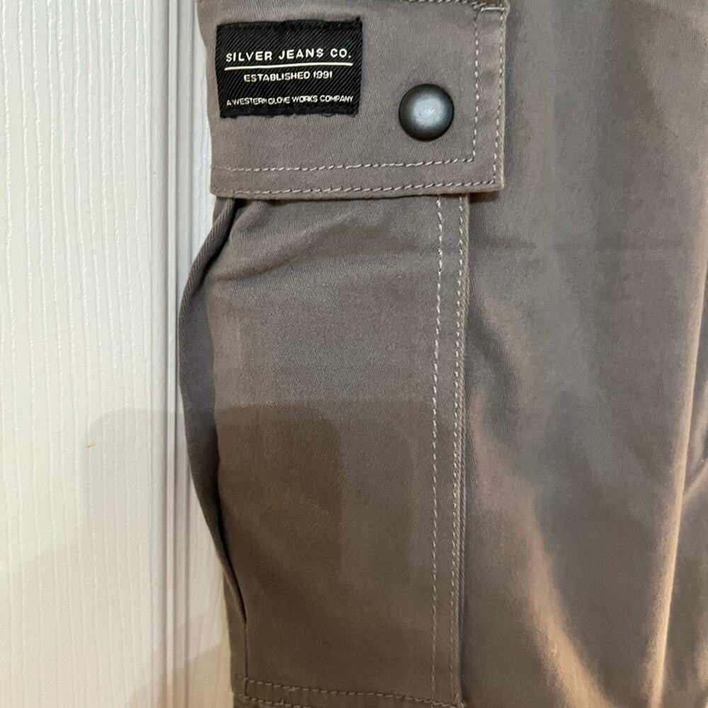 Silver Jeans Gray Cargo Pants with Modern Tapered Design Size 10 - Picture 6 of 9